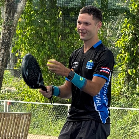 Aleksei Manukalov padel coach